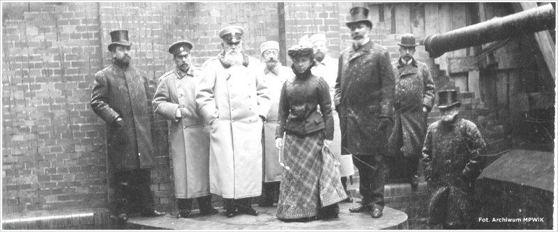 Historyczne zdjęcie z budowniczymi Stacji "Filtrów"