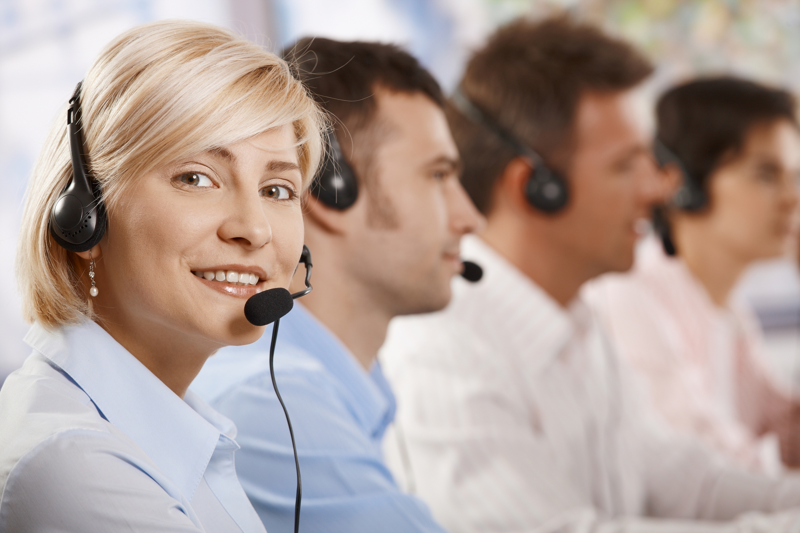 Konsultantka telefoniczna pracująca w dziale obsługi klienta