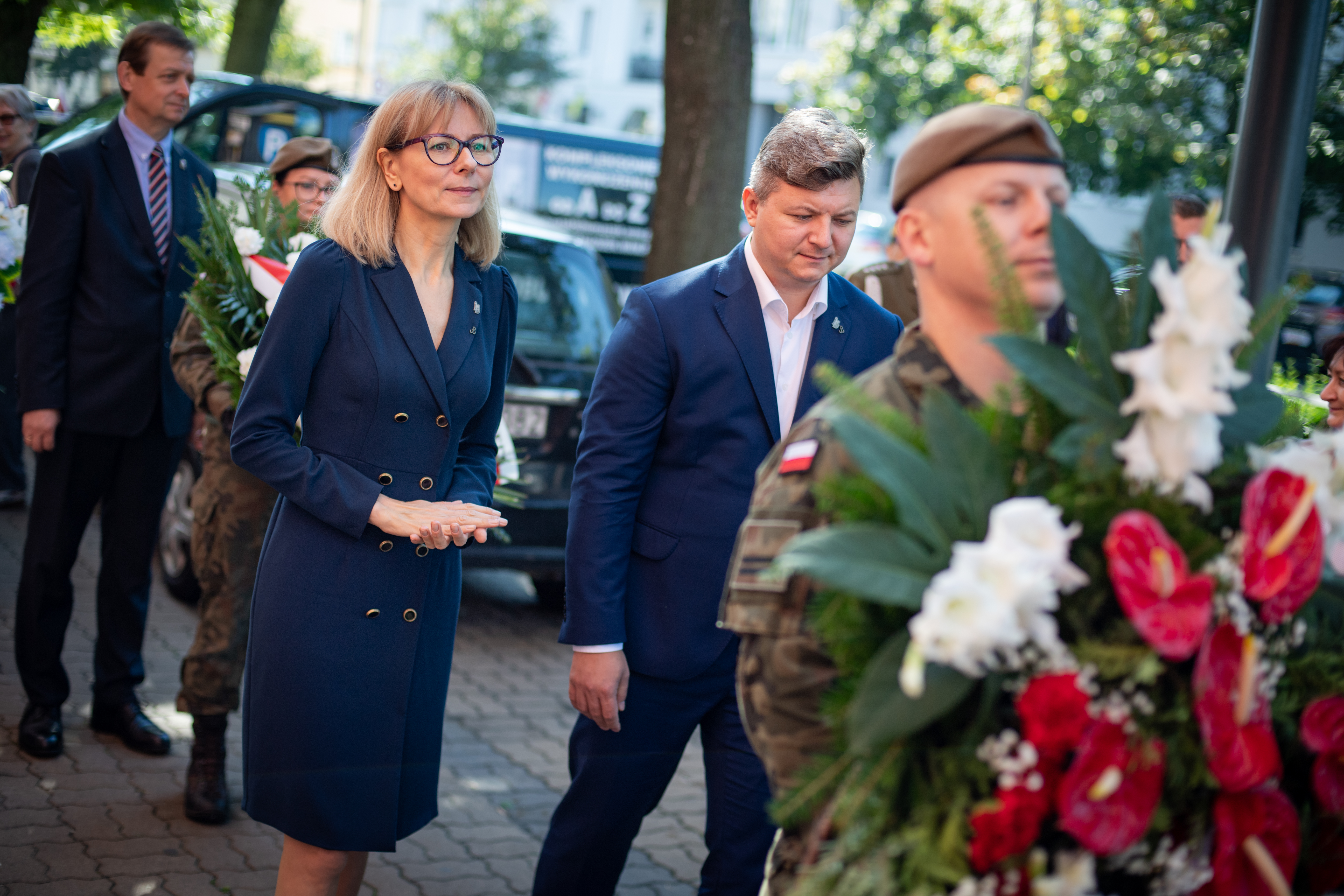 Uczestnicy uroczystości rocznicowych oraz wieńce